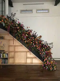 escaleras decoracion floral