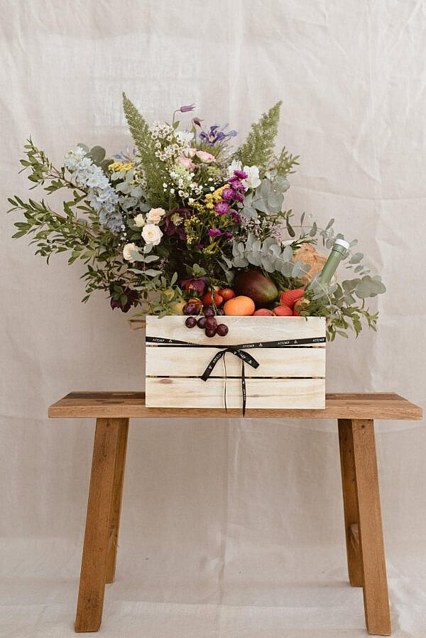 Caja madera desayuno con flores aceite | Flores Atemp